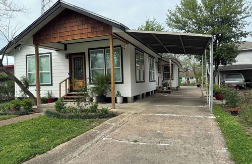 Houston House | Marcy's Garden Centrally-located. 5 mins to downtown, EADO & the Heights.