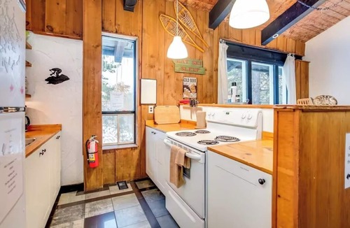 The Blue Mountains Cabin | "Margaritaville" Big Space, Lots of fun + Hot Tub