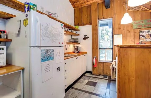 The Blue Mountains Cabin | "Margaritaville" Big Space, Lots of fun + Hot Tub