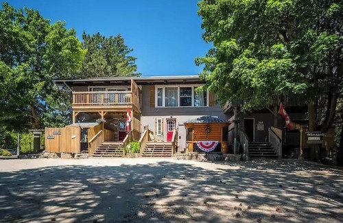 The Blue Mountains Cabin | "Margaritaville" Big Space, Lots of fun + Hot Tub