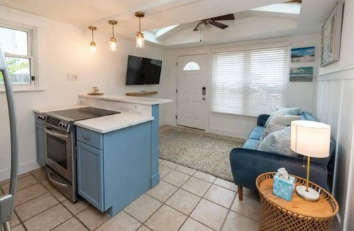 Margate City House | Margate Cottage, Close to Beach!