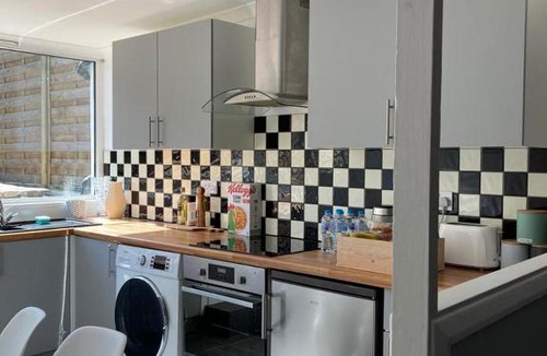 Margate Apartment | Margate flat, great garden, close old town & beach
