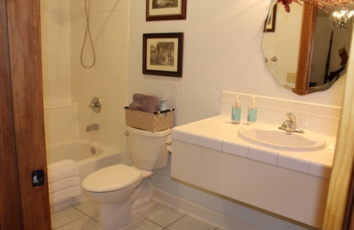 Campbell Park Bed & Breakfast | Maria's Creekside B&B