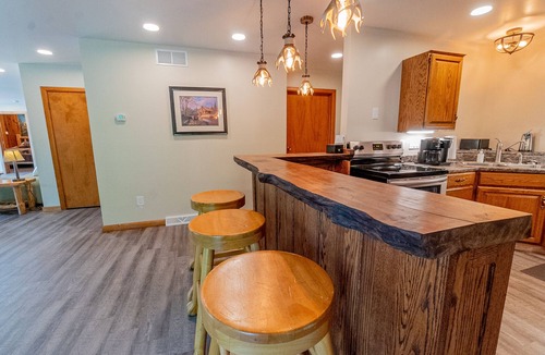 Ohiopyle Condo | Marietta's River Retreat - Central Ohiopyle Getaway with Hot Tub