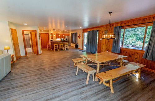 Ohiopyle Condo | Marietta's River Retreat - Central Ohiopyle Getaway with Hot Tub