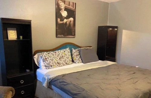 Clodine House | Marilyn Monroe themed cozy Townhome