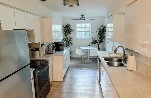 Northeast Miami House | Marilyn Monroe Waterfront Home with Pool & Dock