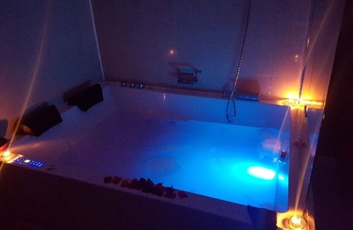 Massoins House | Marilyne mountain view suite with Jacuzzi and private sauna