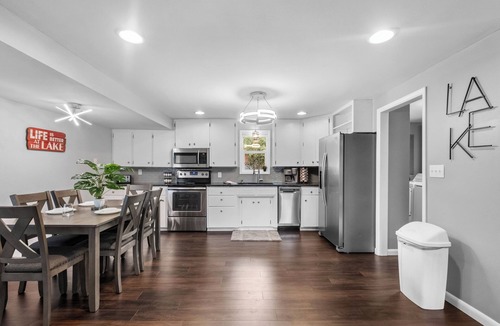 Grove House | Marina Breeze: Lake View> Central To Grove & Grand
