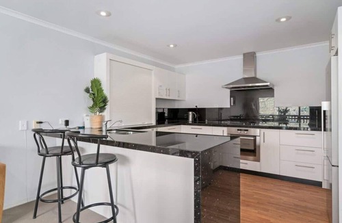 Frankton House | Marina Heights Panoramic Alpine Views