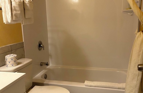 Des Moines Hotel | Marina Inn