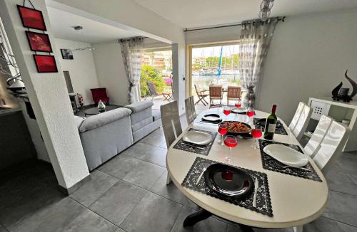 Cap d'Agde Apartment | Marina lumineuse avec terrasses et plage privée à Cap d'Agde - FR-1-387-181