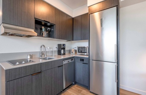 Bremerton House | Marina Square - Queen Panoramic Water View with Full Kitchen and W