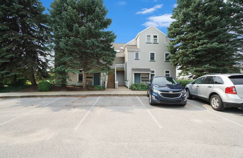 Manistee Condo | Marina Studio- King Bed, No Steps