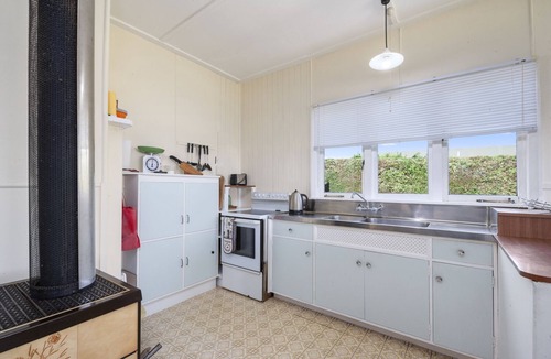 Motuoapa House | Marina Views - Motuoapa Bach