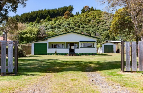 Motuoapa House | Marina Views - Motuoapa Bach