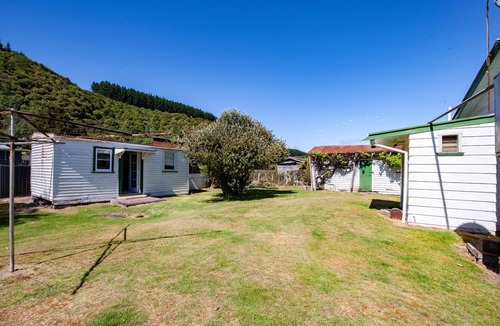 Motuoapa House | Marina Views - Motuoapa Bach