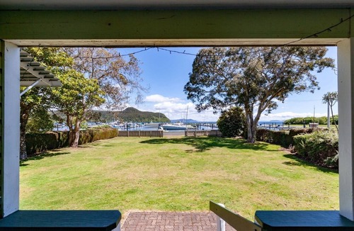 Motuoapa House | Marina Views - Motuoapa Bach