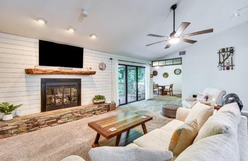 Salem House | Marina Villa Condo at Lake Keowee w/Fireplace