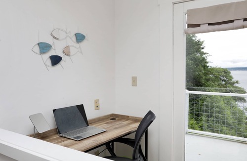 Lagoon Point House | Marine View Bluff by AvantStay | Waterfront Views