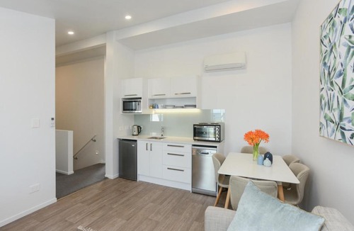 Napier Apartment | Marine Views - Napier Upstairs Unit