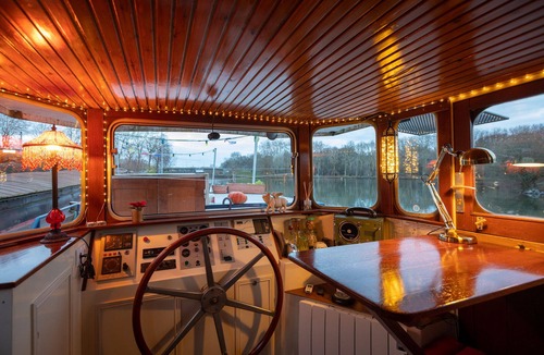 Bois Blancs Boat Rental | Mariner's cabin in barge in Lille's green lung