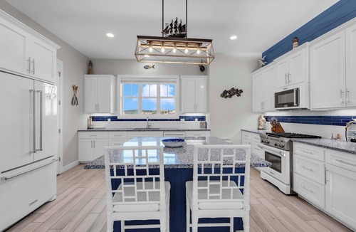 Kingsland House | Mariner's Manor-Lakefront w/Pool & Boat Lift