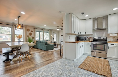 Thunderbolt House | Mariner’s Rest | 5BR Game Room, Near Beach