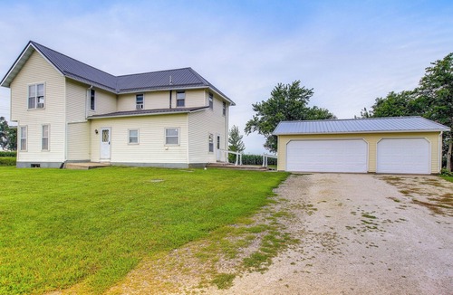 Marion House | Marion Retreat w/Patio, Grills & Fire Pit