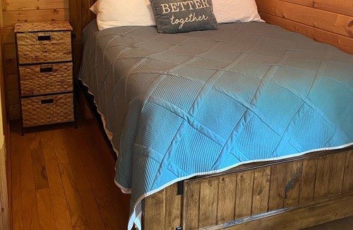 Mammoth Creek House | Marjos Cabin at the Lake