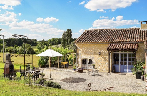Saint-Eutrope-de-Born Cottage | Markets & Meadows Retreat