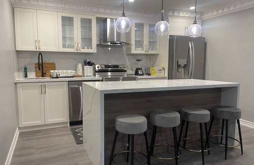 Unionville Apartment | Markham Comfort Stay – 3 King Beds, 2 Baths, Close to Golf & Trails