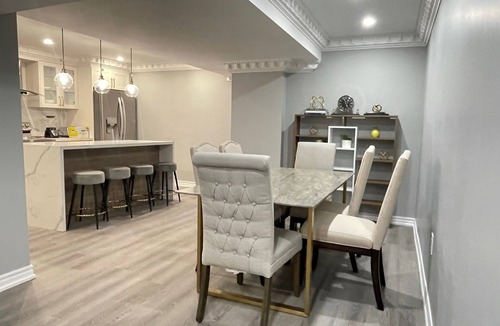 Unionville Apartment | Markham Comfort Stay – 3 King Beds, 2 Baths, Close to Golf & Trails