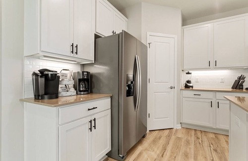 Blaine House | Marmon Retreat-5BR/hot tub/theater, near TPC & National Sports Center