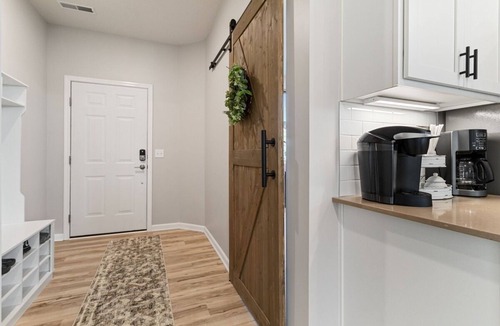 Blaine House | Marmon Retreat-5BR/hot tub/theater, near TPC & National Sports Center