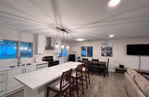 Marmora House | Marmora Hideaway – Cozy Waterfront Retreat