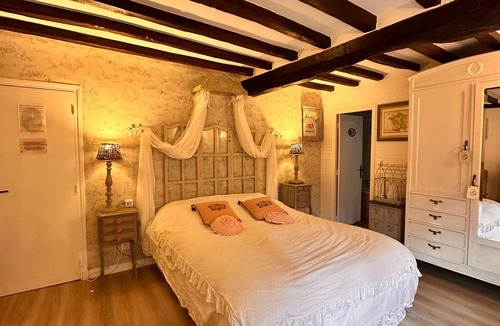 Suzay Bed & Breakfast | 'Marquise De Pompadour' Guest Room with Pool, Breakfast, Shared Garden & Wi-Fi