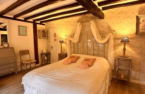 Suzay Bed & Breakfast | 'Marquise De Pompadour' Guest Room with Pool, Breakfast, Shared Garden & Wi-Fi
