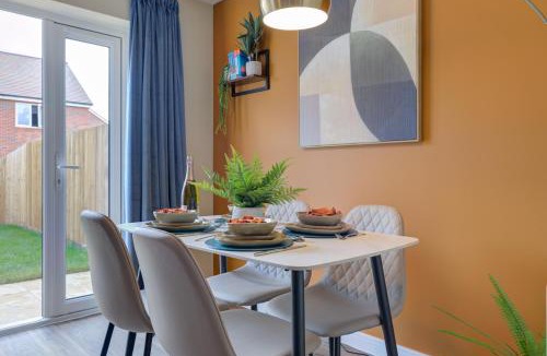 Bourne House | Marriott House sleeps 5 in Bourne with parking