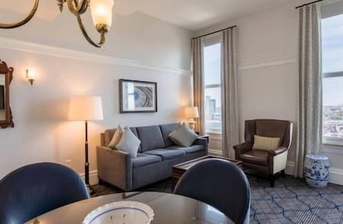 Downtown Boston Hotel | Marriott's Vacation Club. Pulse at Custom House Boston