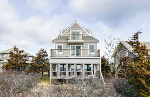 Green Harbor-Cedar Crest Cottage | Marshfield Home w/4 Decks & Private Beach Access!