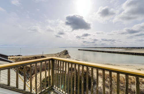 Brant Rock House | Marshfield Home w/4 Decks & Private Beach Access!