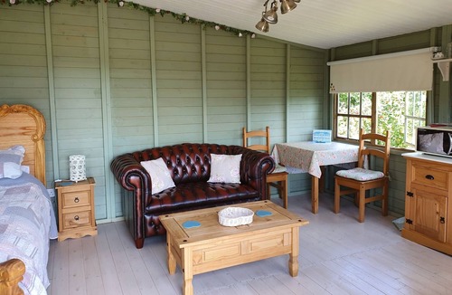 New Holland Cabin | Marshland Alpacas Glamping Lodge