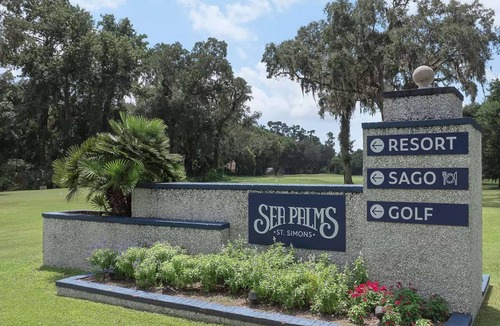 St. Simons Island Apartment | Marshlands Views + Golf Course. Pool. Restaurant.