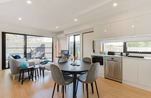 Capel Sound House | Martini Manor - 4pm check out Sundays*