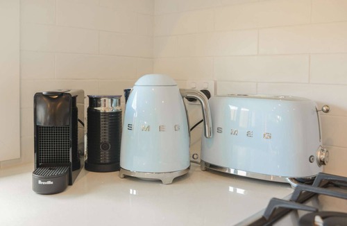 Capel Sound House | Martini Manor - 4pm check out Sundays*