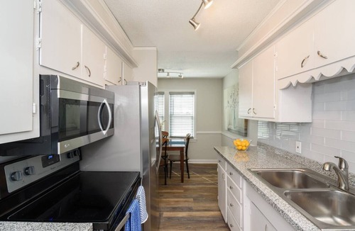 Overland Park House | Marty's Retreat 1 block to downtown Overland Park
