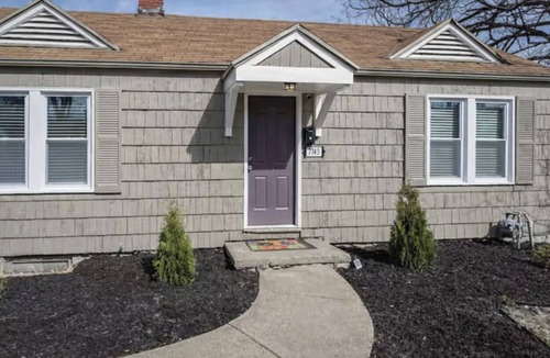 Overland Park House | Marty's Retreat 1 block to downtown Overland Park