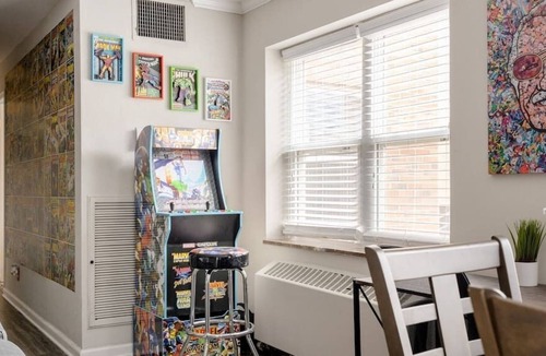 Country Club Plaza Area Apartment | Marvel Comics 2 Bedroom Apt on the KC Plaza w/Pool