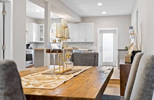 Logan Square House | Marvelous 5-bedroom house with AC in Chicago,very spacious and close to downtown